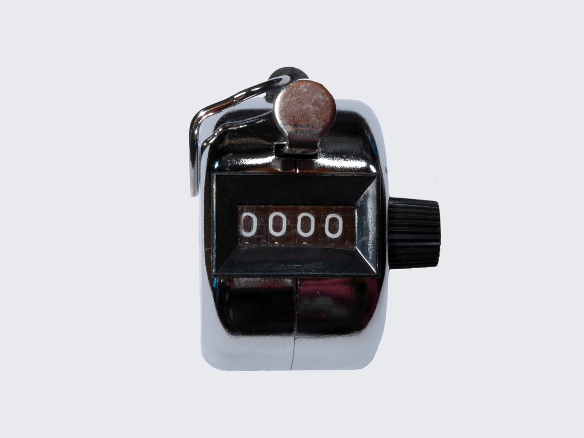 Kromin värinen käsilaskuri / kävijämäärälaskuri esimerkiksi järjestyksenvalvojille ravintolan ovelle. Kämmeneen sopiva laskuri sormilenkillä ja selkeällä numerotaululla. Chrome color hand counter / visitor number counter, for example for orderlies at the door of a restaurant. A calculator that fits in the palm of your hand with a finger loop and a clear number board.