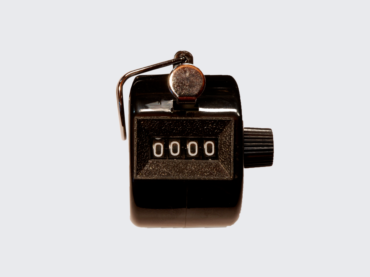 Musta käsilaskuri / kävijämäärälaskuri esimerkiksi järjestyksenvalvojille ravintolan ovelle. Kämmeneen sopiva laskuri sormilenkillä ja selkeällä numerotaululla. Black hand counter / visitor number counter, for example for orderlies at the door of a restaurant. A calculator that fits in the palm of your hand with a finger loop and a clear number board.