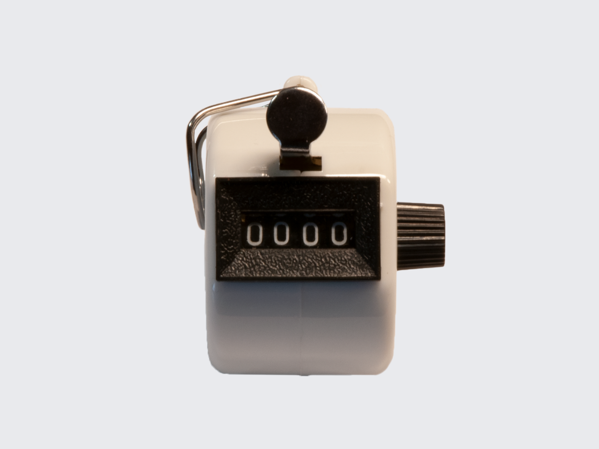 Valkoinen käsilaskuri / kävijämäärälaskuri esimerkiksi järjestyksenvalvojille ravintolan ovelle. Kämmeneen sopiva laskuri sormilenkillä ja selkeällä numerotaululla. White hand counter / visitor number counter, for example for orderlies at the door of a restaurant. A calculator that fits in the palm of your hand with a finger loop and a clear number board.