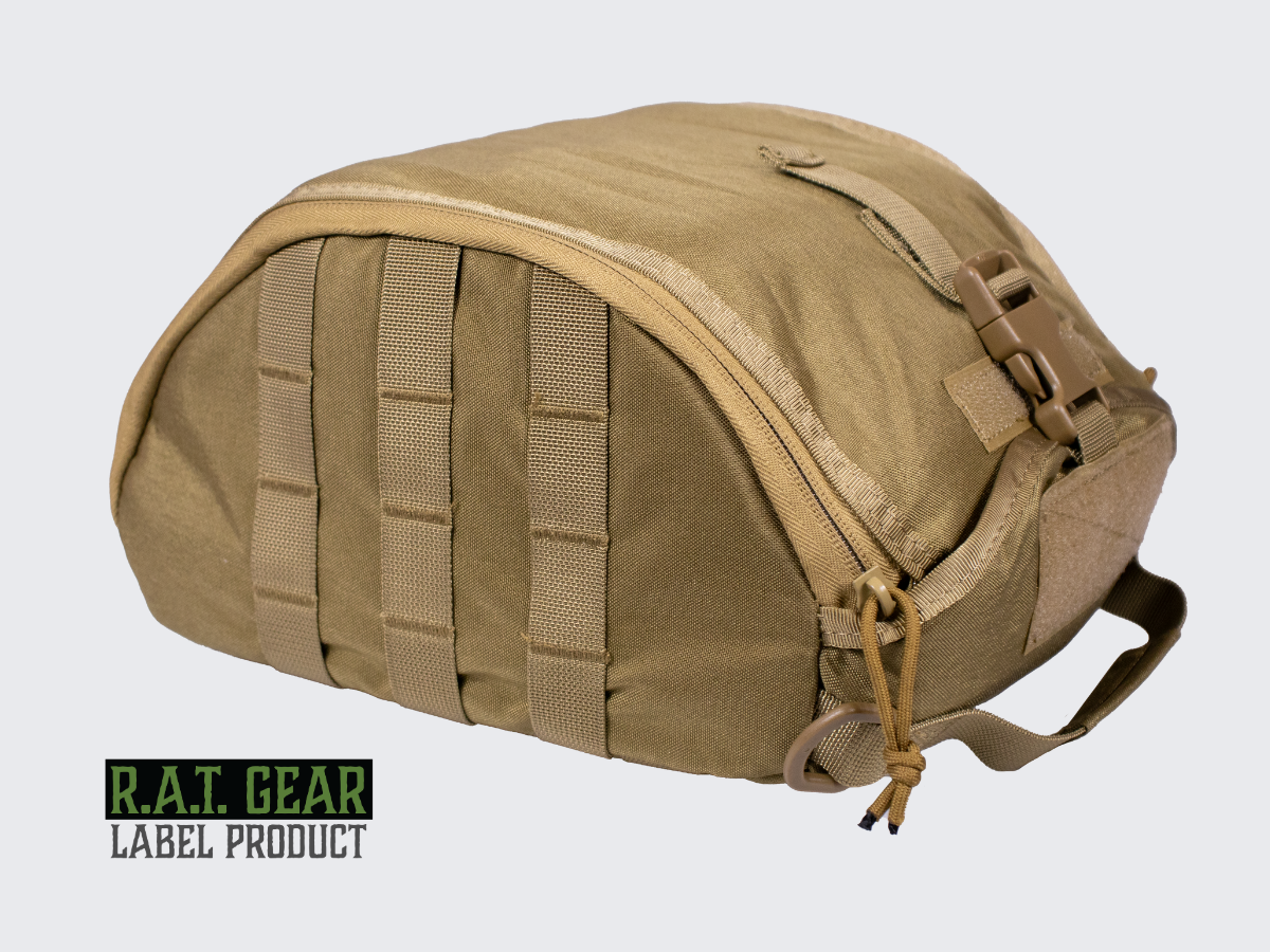 Tilava ja kestävä hiekan värinen pehmustettu taktinen kypärälaukku MOLLE-kiinnityksellä PALS nauhoitukseen. Spacious and durable tan colored padded tactical helmet bag with MOLLE attachment for PALS lacing.