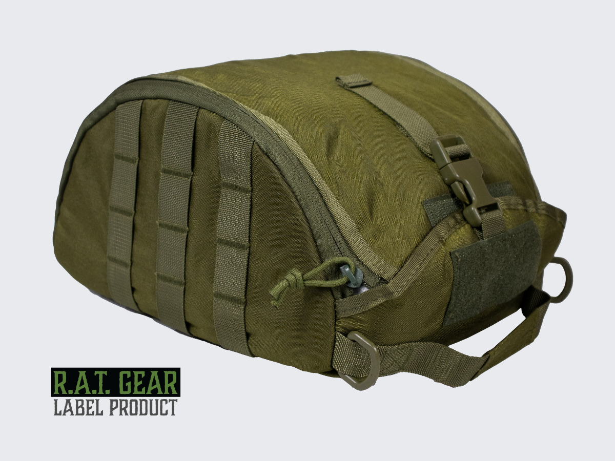 Tilava ja kestävä vihreä pehmustettu taktinen kypärälaukku MOLLE-kiinnityksellä PALS nauhoitukseen. Spacious and durable green padded tactical helmet bag with MOLLE attachment for PALS lacing.