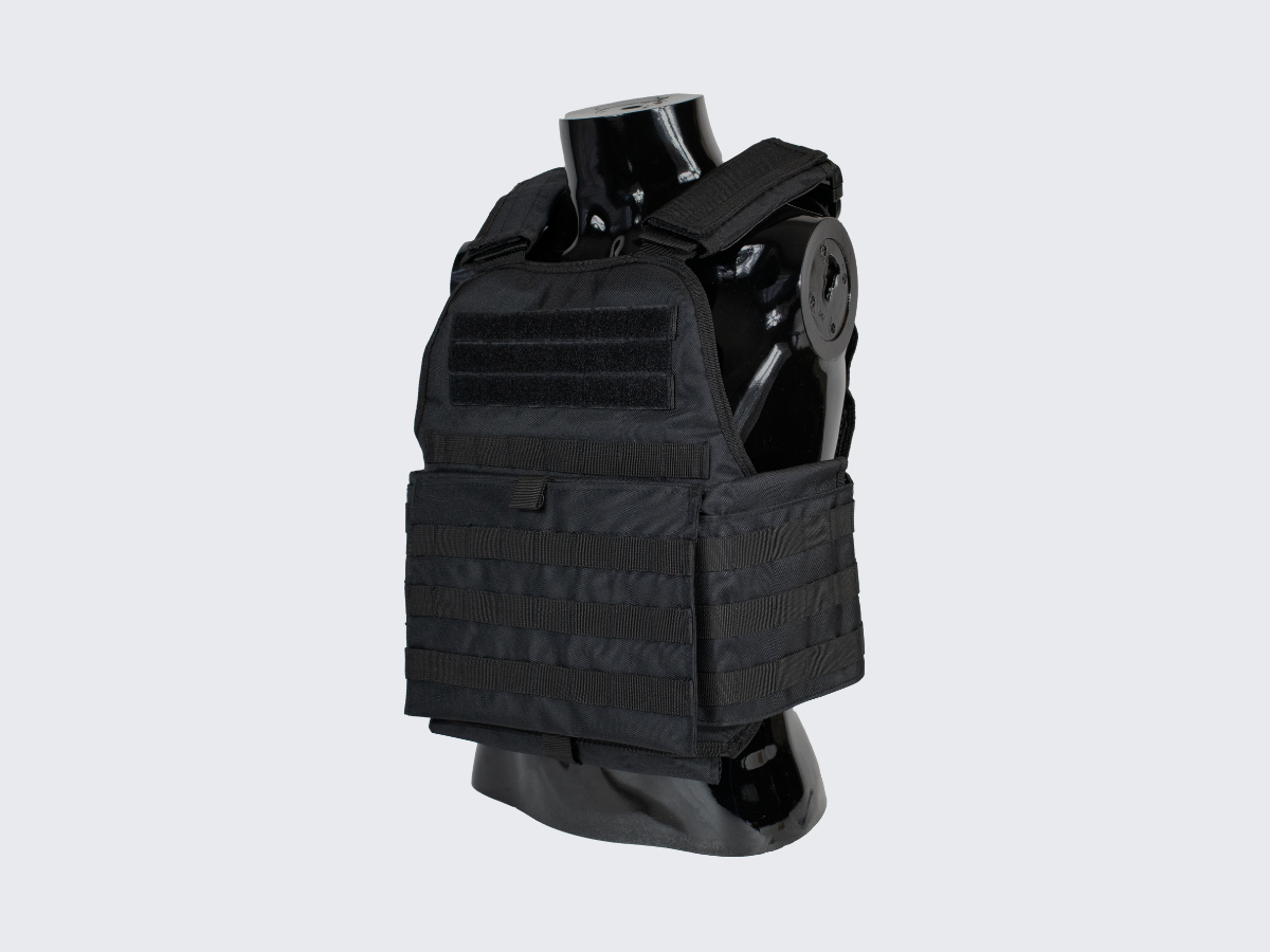 Musta Plate Carrier MOLLE yhteensopiva taisteluliivi PALS nauhoituksin. Svart Plate Carrier MOLLE-kompatibel stridsväst med PALS-snörning. Black Plate Carrier MOLLE compatible combat vest with PALS lacing.