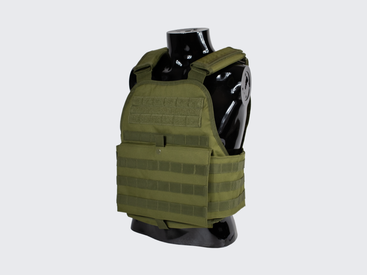 Oliivin värinen Plate Carrier MOLLE yhteensopiva taisteluliivi PALS nauhoituksin. Olivfärgad Plate Carrier MOLLE-kompatibel stridsväst med PALS-snörning. Olive colored Plate Carrier MOLLE compatible combat vest with PALS lacing.