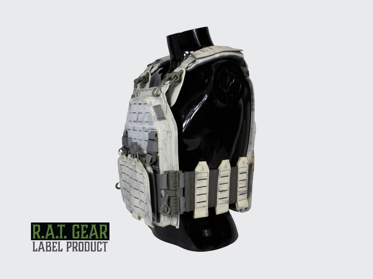 Monipuoliset ja kestävät MOLLE ja PALS yhteensopivat CORDURA® Snow Camo Plate Carrier VT-B taisteluliivit. Versatile and durable MOLLE and PALS compatible CORDURA® Snow Camo Plate Carrier VT-B combat vests.