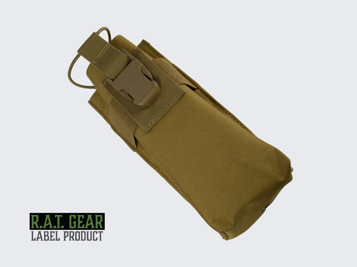 Tan värinen radiopuhelin- / pullotasku MOLLE kiinnityksellä kantolaitteen PALS nauhoitukseen. Tan colored radio phone / bottle pouch to PALS lacing with MOLLE compatible attachement.