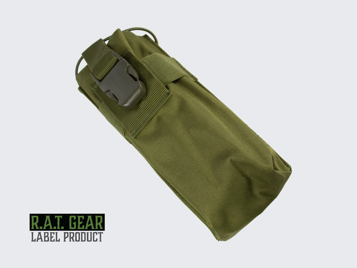 Vihreä radiopuhelin- / pullotasku MOLLE kiinnityksellä kantolaitteen PALS nauhoitukseen. Green radio phone / bottle pouch to PALS lacing with MOLLE compatible attachement.