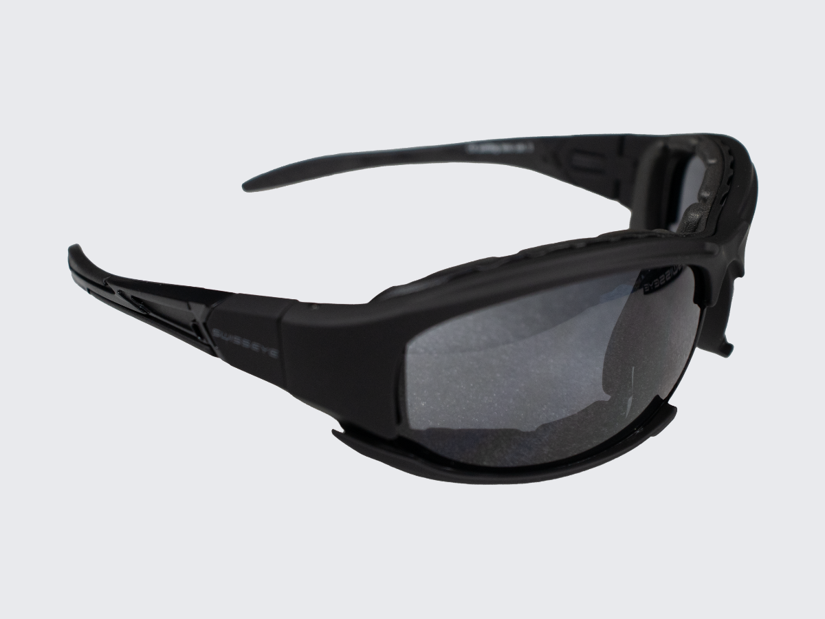 Tyylikkäät ja kestävät mustat Swisseye® Guardian suojalasit kolmella eri linssivaihtoehdolla harrastuksiin. Stylish and durable Swisseye® Guardian goggles with three different lens options for hobbies.