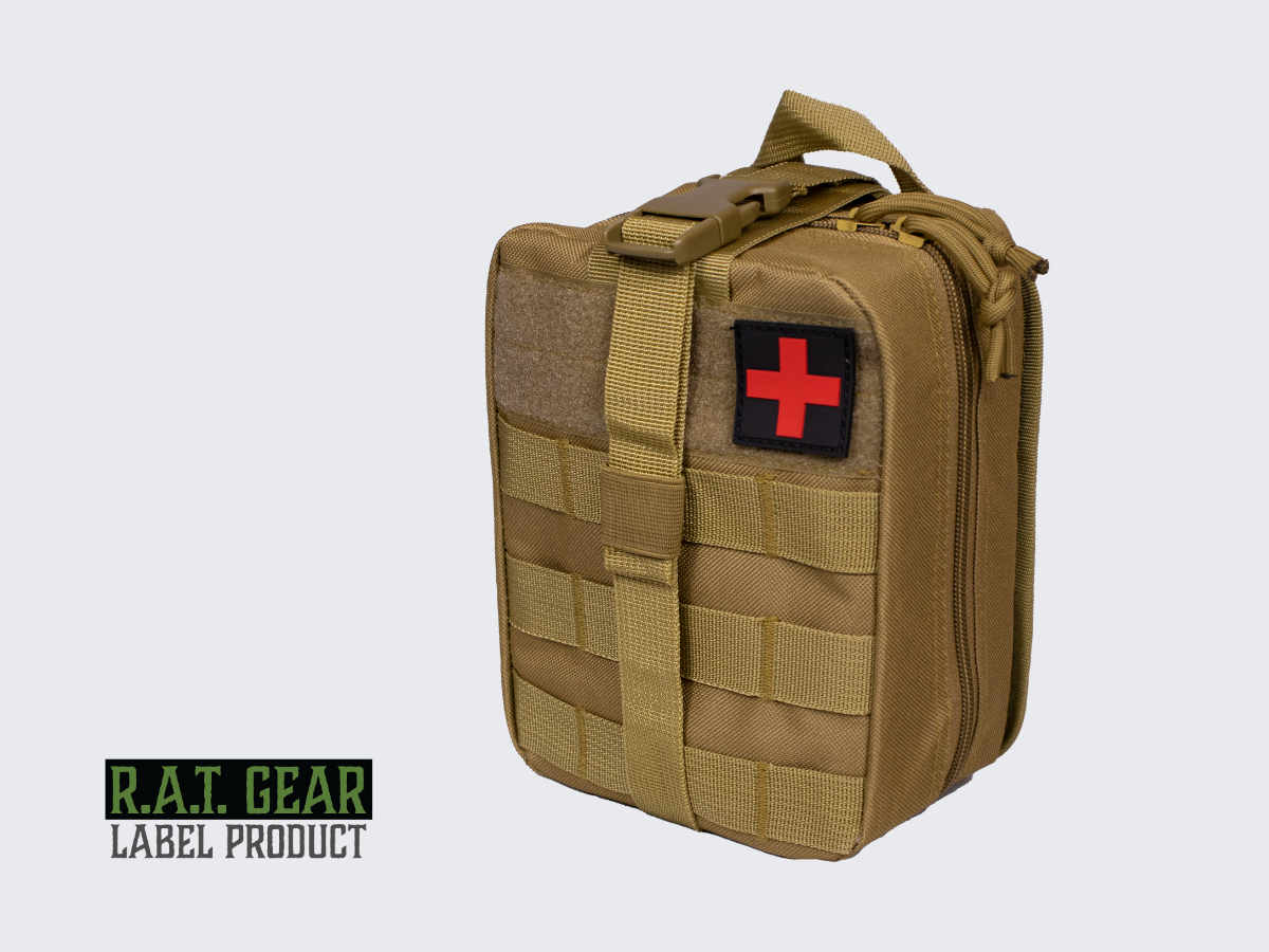 Tan värinen taktinen MOLLE ensiapulaukku tärkeimmille ensiaputarvikkeille joita tulet ikinä tarvitsemaan. Tan colored tactical MOLLE First Aid Bag for the most important first aid supplies you will ever need.