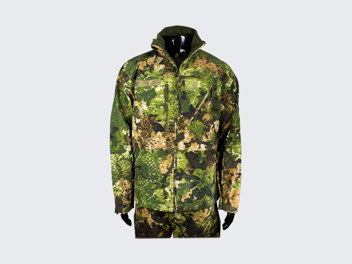 Monipuolinen kolmi kerroksinen Softshell takki modernilla Phantomleaf®in WASP I Z3A kuviolla, useilla erilaisilla taskuilla, hupulla ja Hook & Loop paneeleilla. Versatile three-layer Softshell jacket with modern Phantomleaf® WASP I Z3A pattern, various pockets, hood and Hook & Loop panels.