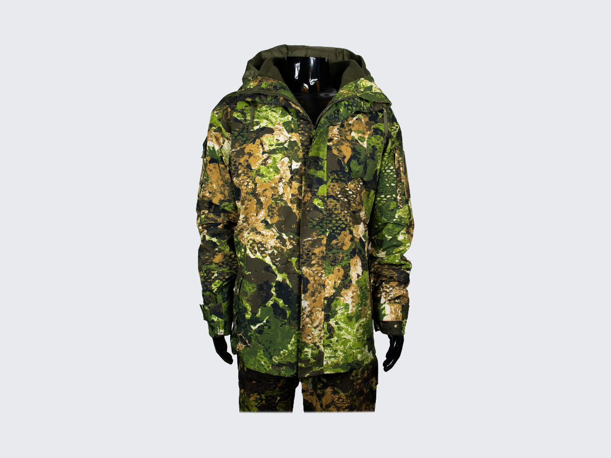 Monipuolinen kolmi kerroksinen Taktinen Takki modernilla Phantomleaf®in WASP I Z3A kuviolla, useilla erilaisilla taskuilla, hupulla ja Hook & Loop paneeleilla. Versatile three-layer Tactical Jacket with modern Phantomleaf® WASP I Z3A pattern, various pockets, hood and Hook & Loop panels.