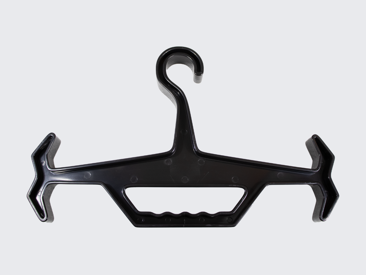 Tukeva musta varustehenkari joka on suunniteltu erityisesti raskaiden varuste- / taisteluliivien ripustamiseen ja kantamiseen. A sturdy black equipment hanger specially designed for hanging and carrying heavy equipment / combat vests.