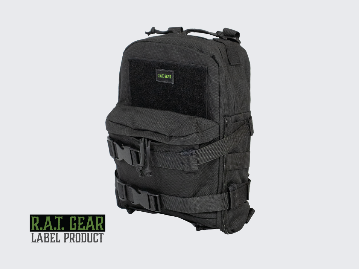 Musta taktinen juomareppu MOLLE kiinnityksellä varuste- tai taisteluliiveihin sekä muihin kantolaitteisiin. Black tactical hydration backpack with MOLLE attachment for equipment vests or combat vests and other carrying devices.