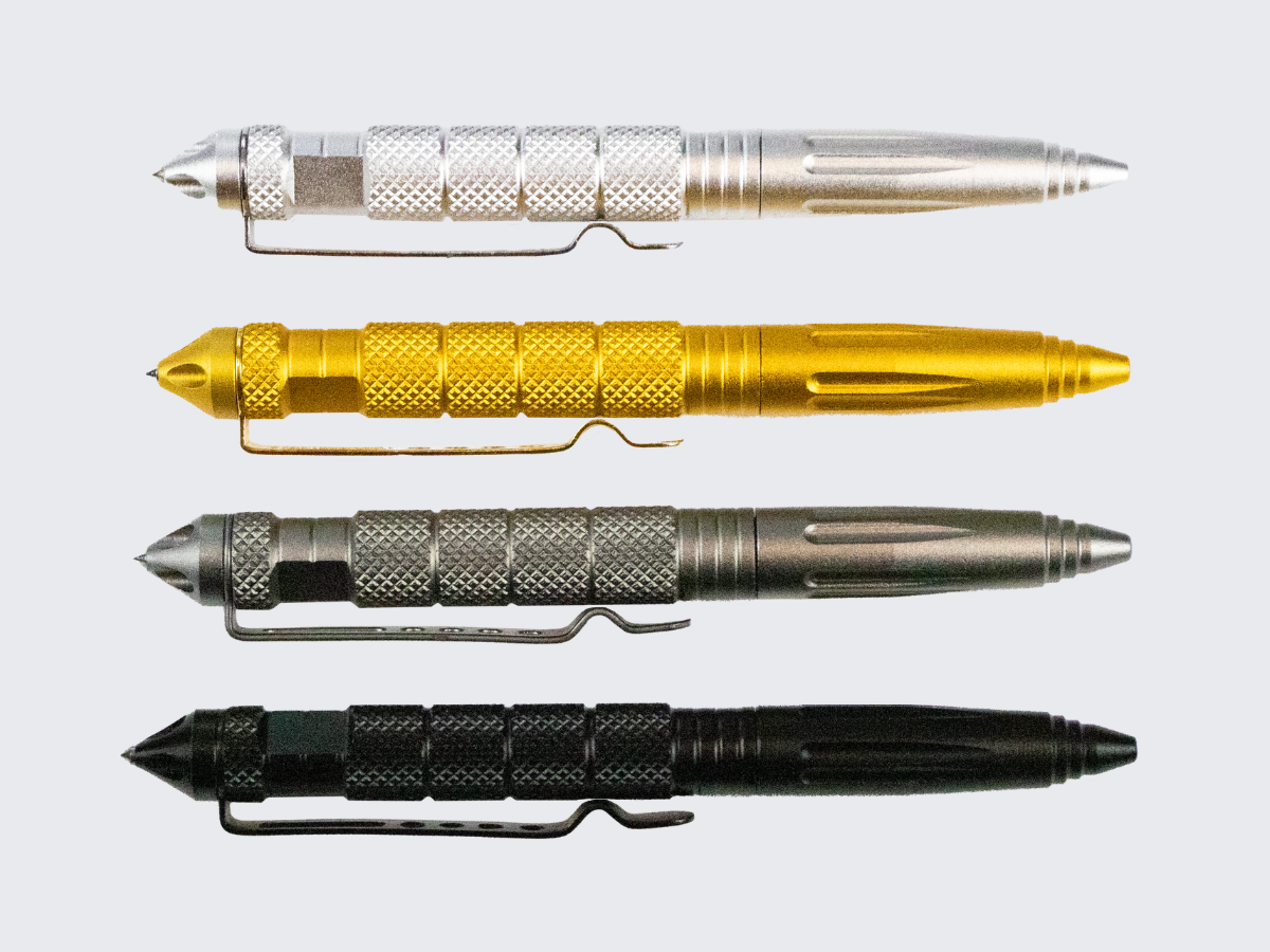 Laadukas ja tukevarakenteinen metallinen taktinen kynä perän terävällä iskupäällä. A high-quality and sturdy metal tactical pen with a sharp head.