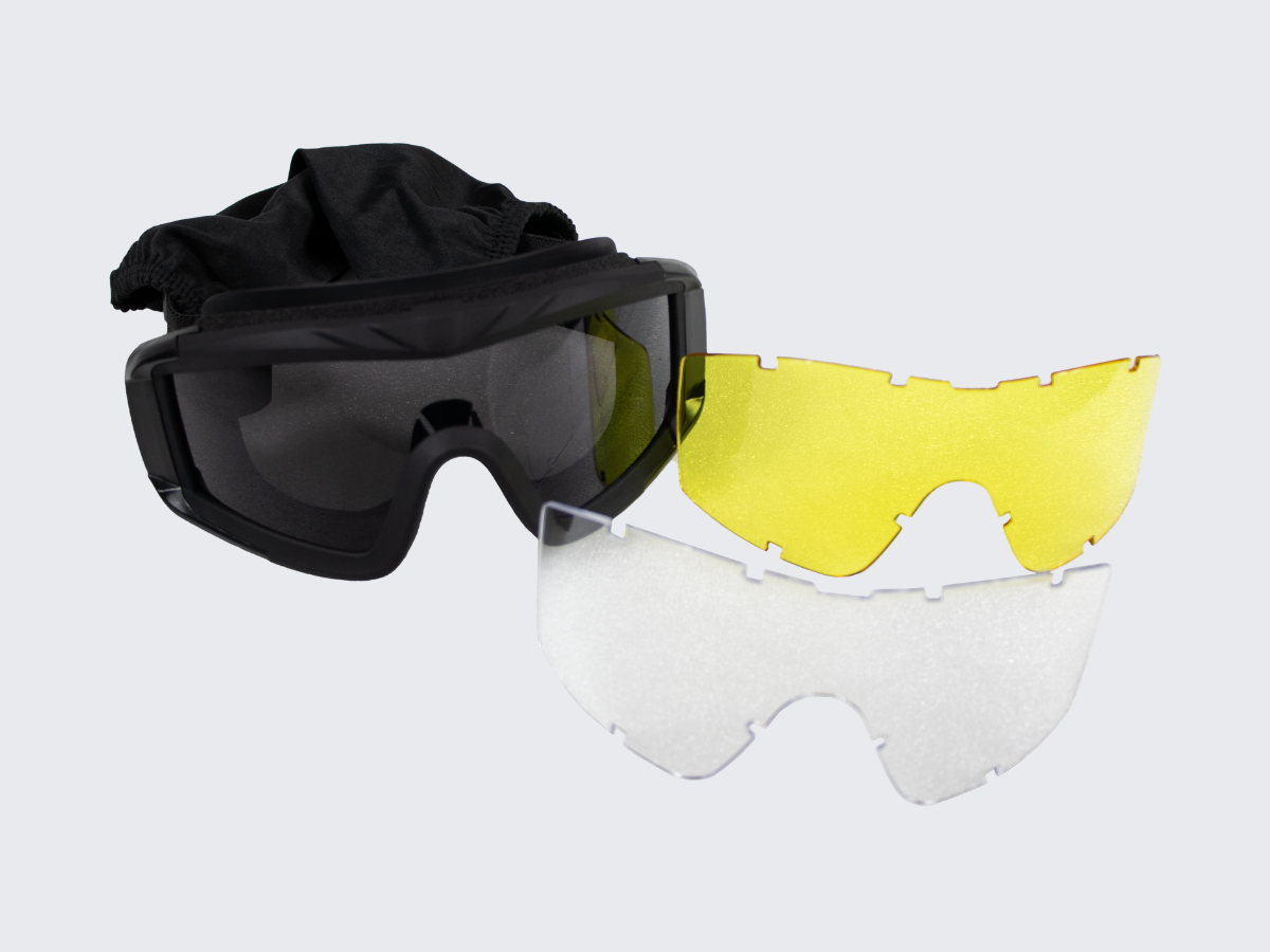 Jämäkät mustat elastisela niskahihnalla varustetut suojalasit AirSoft käyttöön. Sturdy goggles with elastic neck strap for AirSoft use.