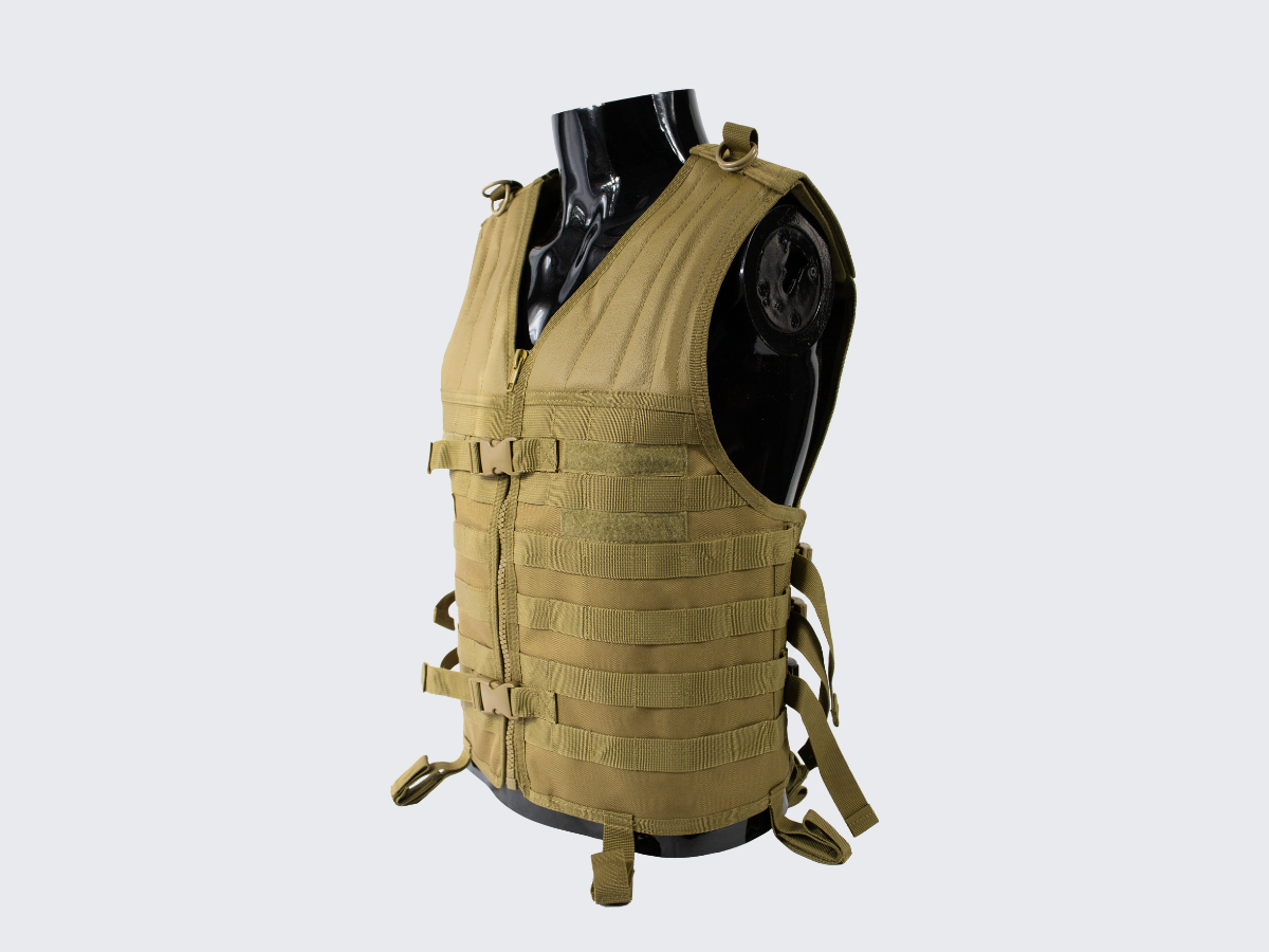 Coyote värinen taktinen varusteliivi PALS nauhoituksilla, Hook & Loop paneeleilla ja monipuolisilla säätömahdollisuuksilla. Coyote colored tactical equipment vest with PALS lacing, Hook & Loop panels and versatile adjustment options.