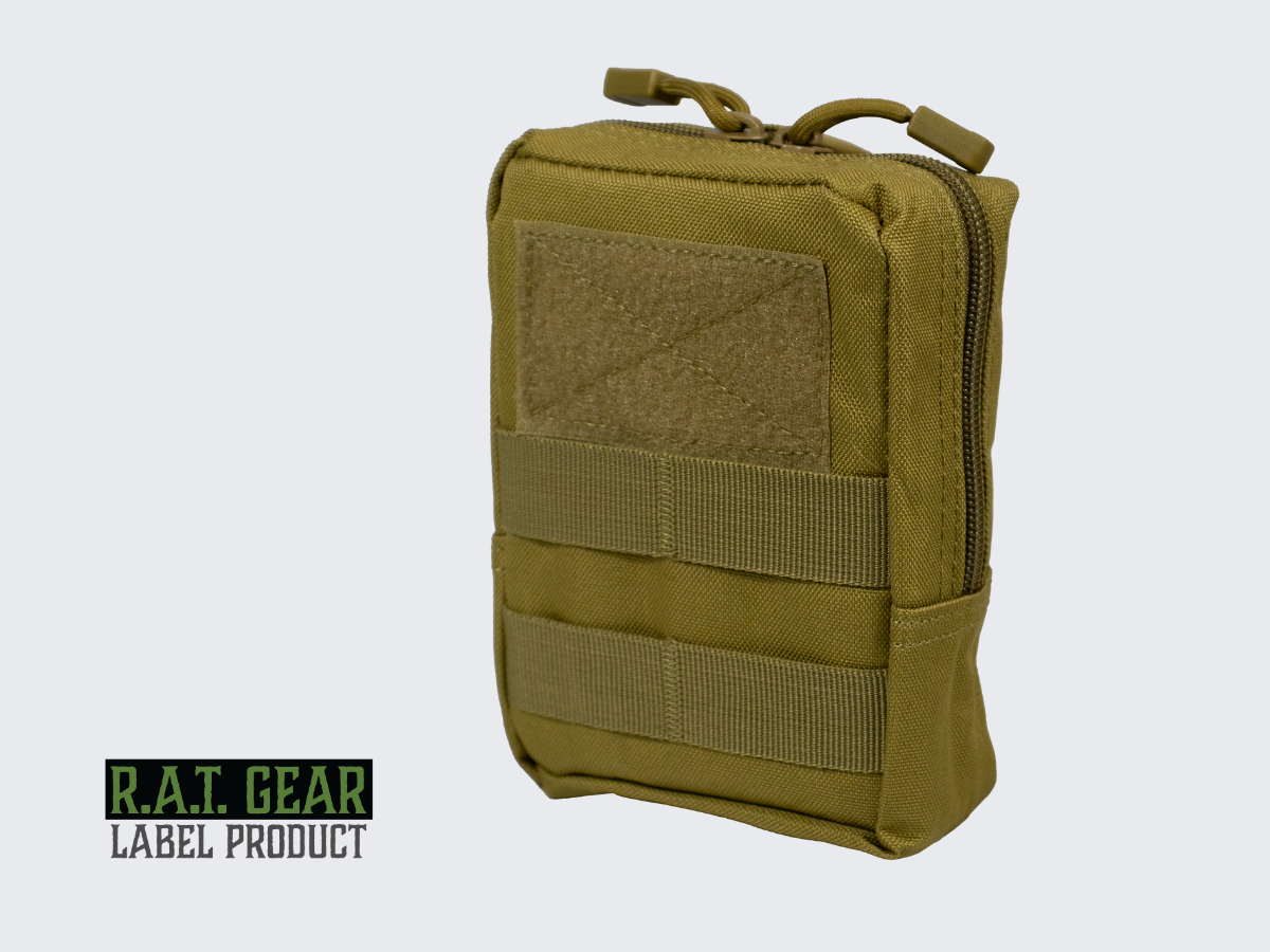 Tan värinen RG-10 taktinen varustetasku MOLLE-kiinnityksellä kantolaitteiden PALS-nauhoitukseen. Tan colored RG-10 tactical equipment pouch with MOLLE attachment for PALS lacing of carrying equipment.