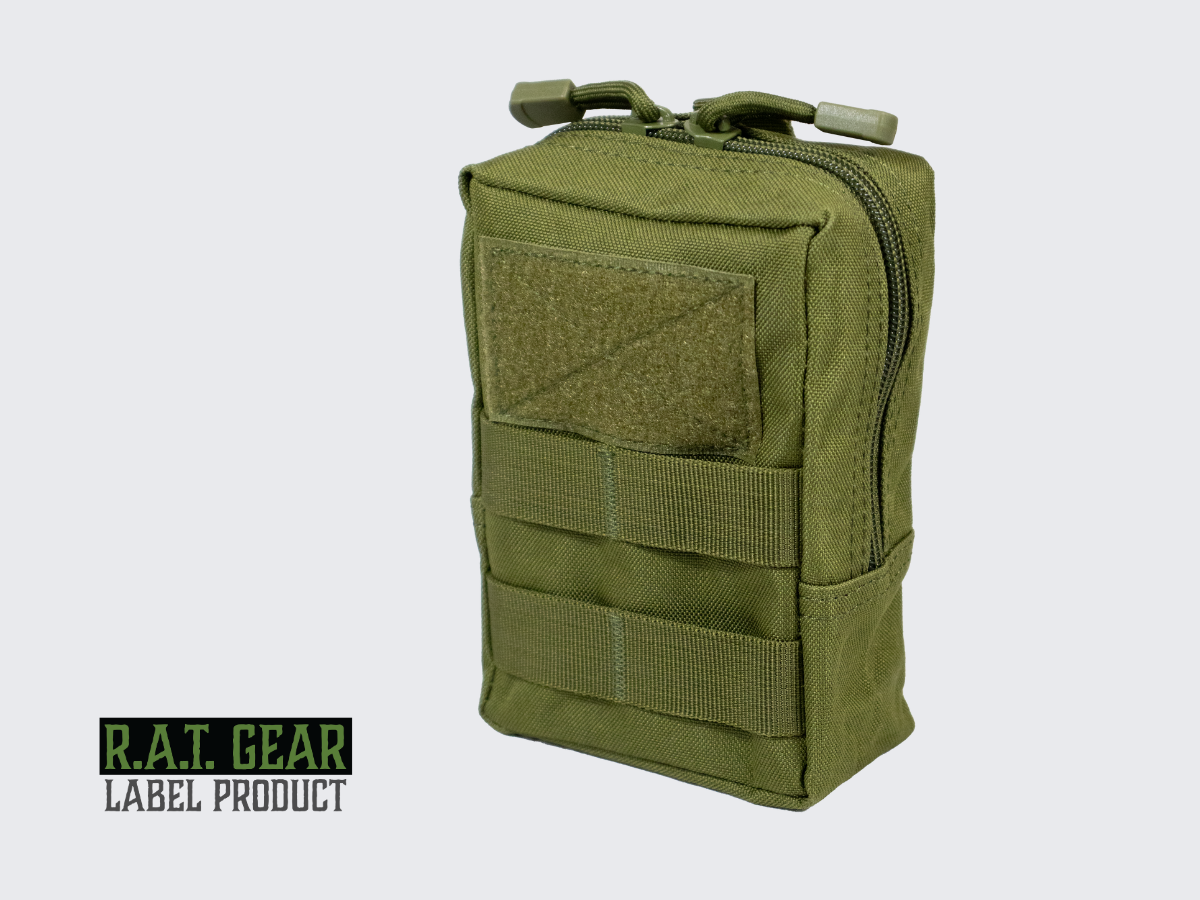 Vihreä RG-10 taktinen varustetasku MOLLE-kiinnityksellä kantolaitteiden PALS-nauhoitukseen. Green RG-10 tactical equipment pouch with MOLLE attachment for PALS lacing of carrying equipment.