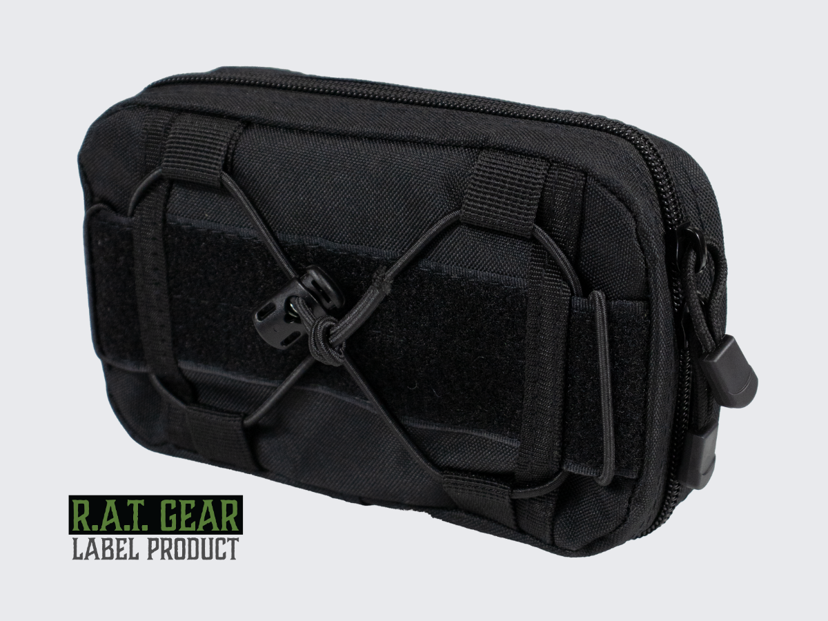 Musta MOLLE yhteensopiva varustetasku PALS nauhoituksiin pienille varusteille tai ensiaputarvikkeille. Svart MOLLE-kompatibel utrustningsficka för PALS-band, lämplig för små utrustningsdetaljer eller första hjälpen-material. Black MOLLE-compatible gear pouch for PALS webbing, suitable for small equipment or first aid supplies.