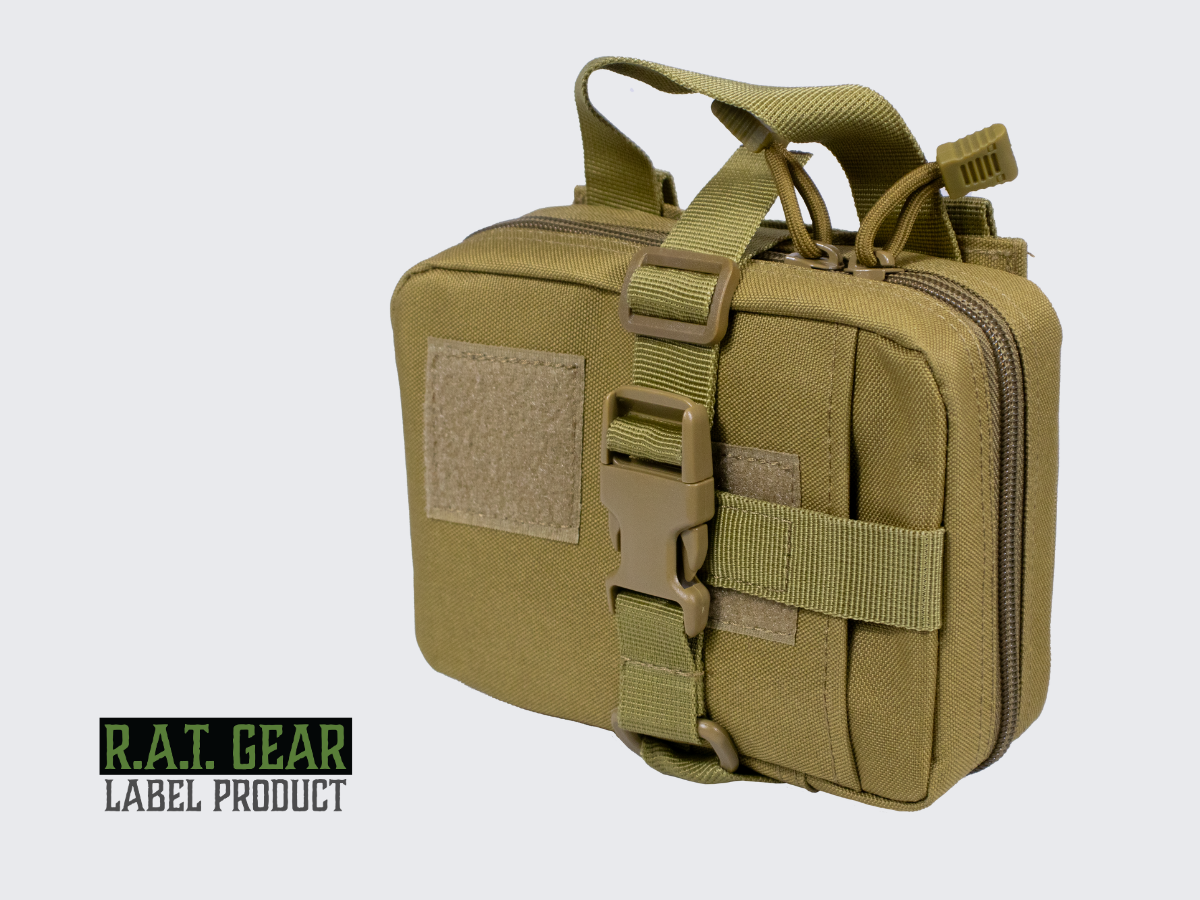Tan värinen RG-12 taktinen varustetasku irrotettavalla takapaneelilla ja monipuolisilla sisäpuolen kiinnitysahdollisuuksilla. Tan colored RG-12 tactical gear pouch with removable back panel and versatile interior attachment options.