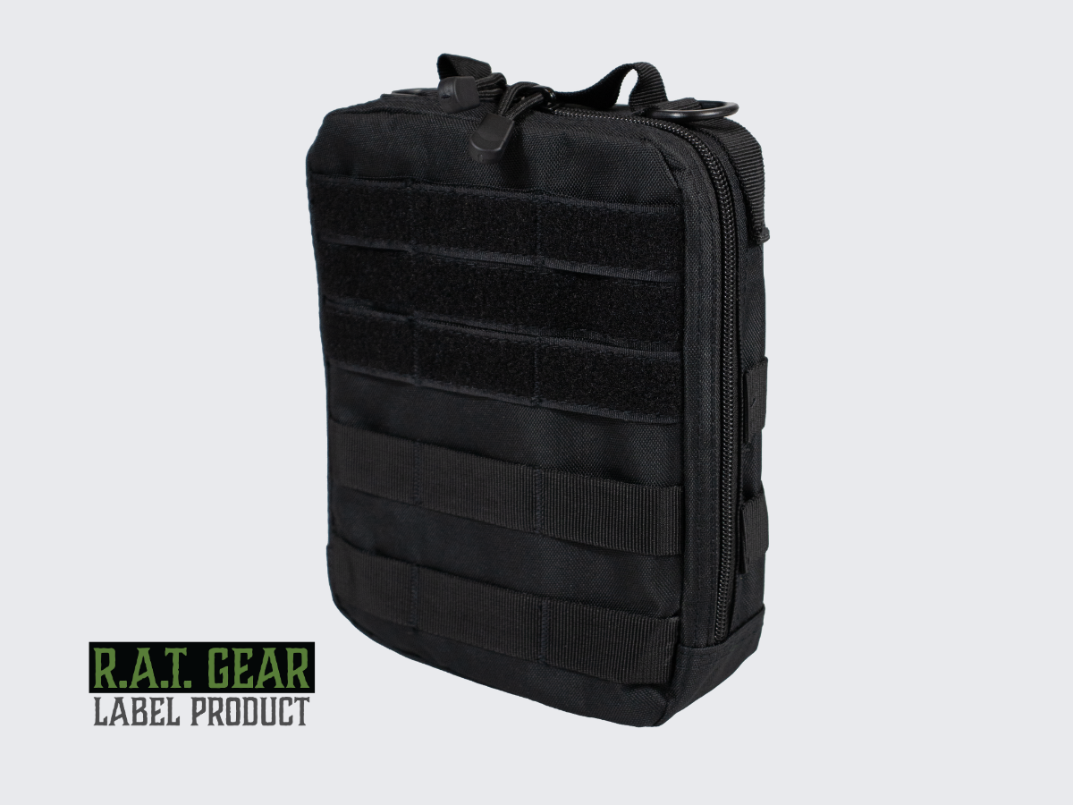 Tilava ja monikäyttöinen MOLLE yhteensopiva musta varustetasku RG-22 PALS nauhoitettuihin reppuihin ja laukkuihin varusteille tai ensiaputarvikkeille. En rymlig och mångsidig svart MOLLE-kompatibel utrustningsficka RG-22 för PALS-band på ryggsäckar och väskor, lämplig för utrustning eller första hjälpen-material. A spacious and versatile black MOLLE-compatible gear pouch RG-22 for PALS-webbed backpacks and bags, suitable for equipment or first aid supplies.