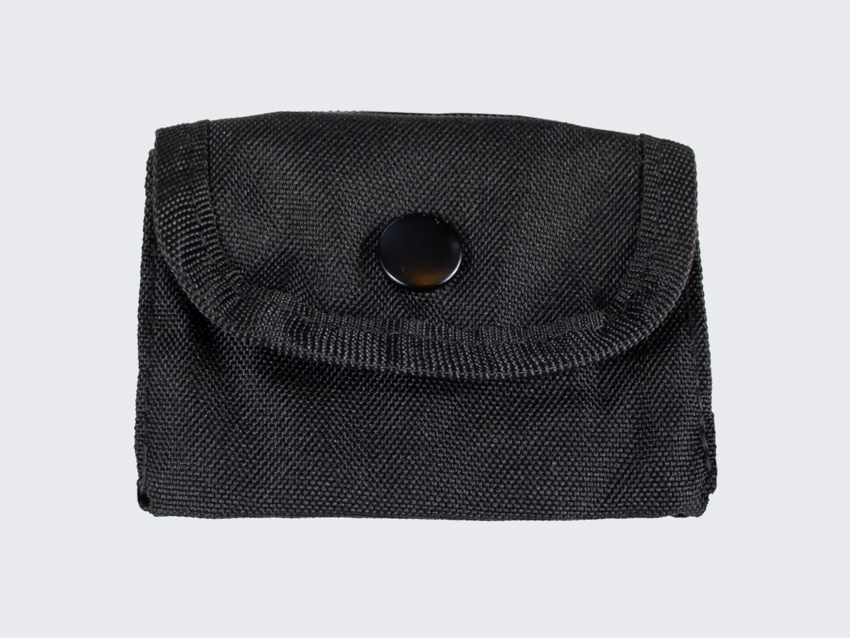 Pienikokoinen ja erittäin kevyt varustetasku järjestyksenvalvojille ja vartijoille kumihansikkaita varten. Accessory pouch for rubber gloves, compact and very lightweight, designed for security guards and personnel.