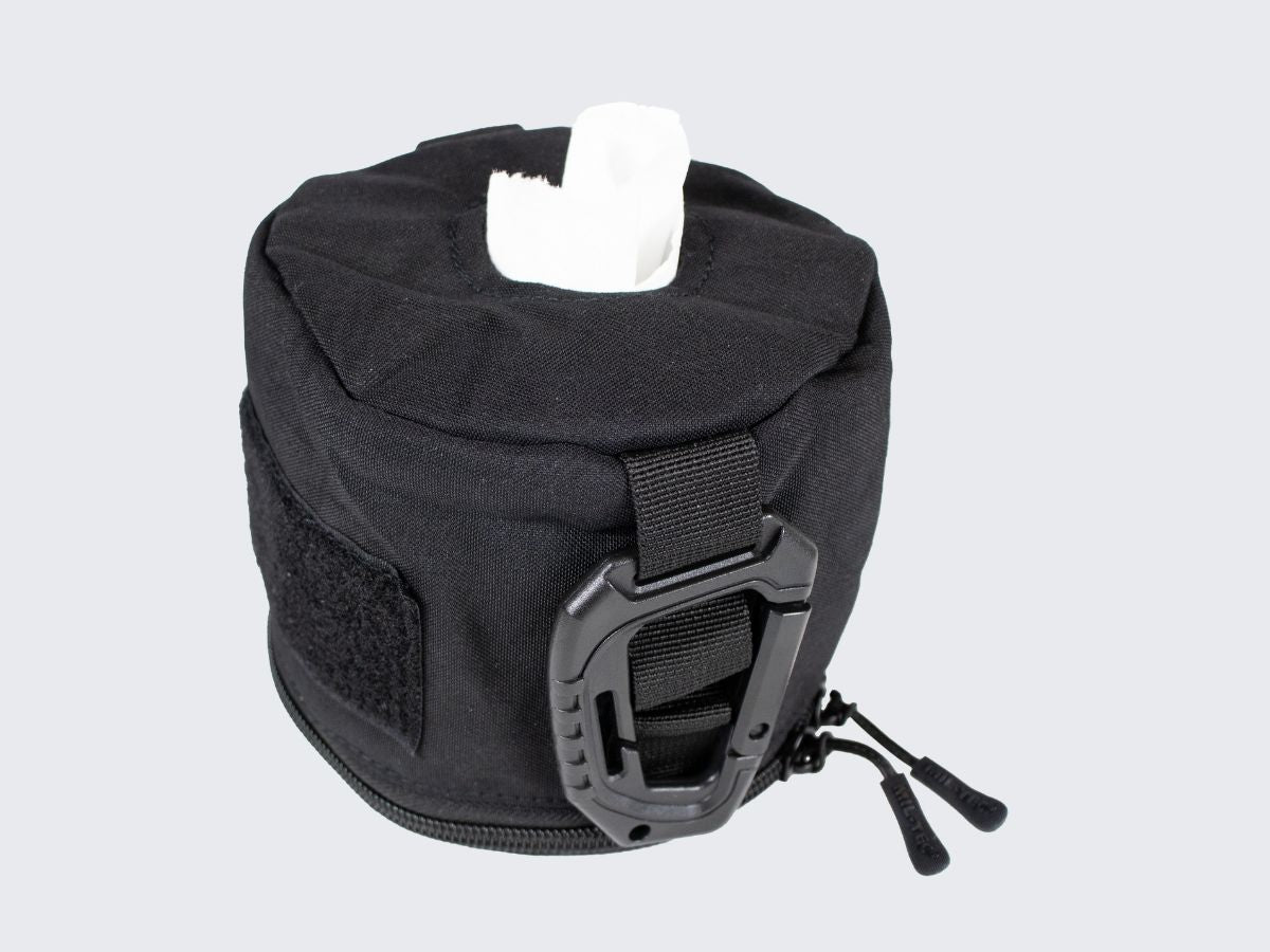Musta varustetasku paperiliinoille tai rullalle WC-paperia. Black tactical pouch for paper tissues or a roll of toilet paper.