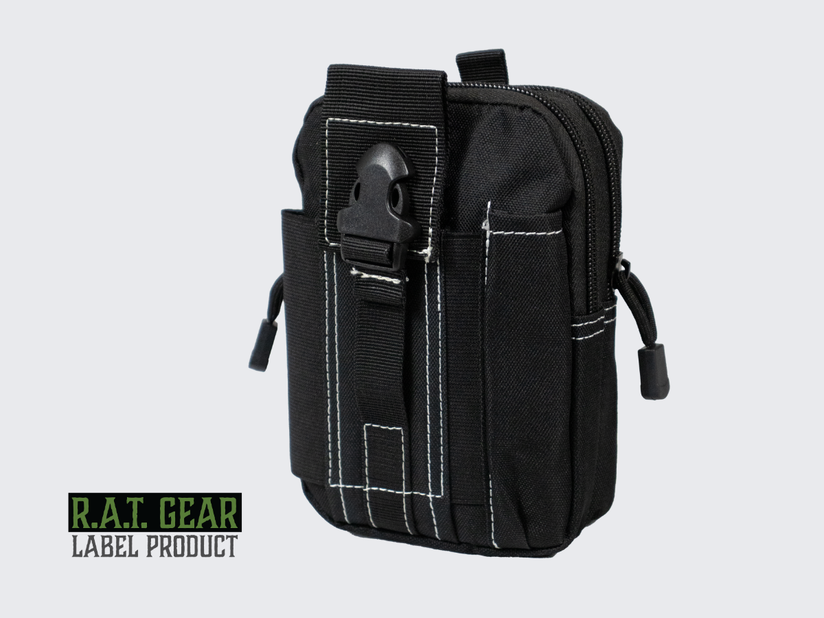 Musta MOLLE varustetasku soljella reppuun, varusteliiviin tai vyölle. Black MOLLE gear pouch with buckle for backpack, gear vest or belt.