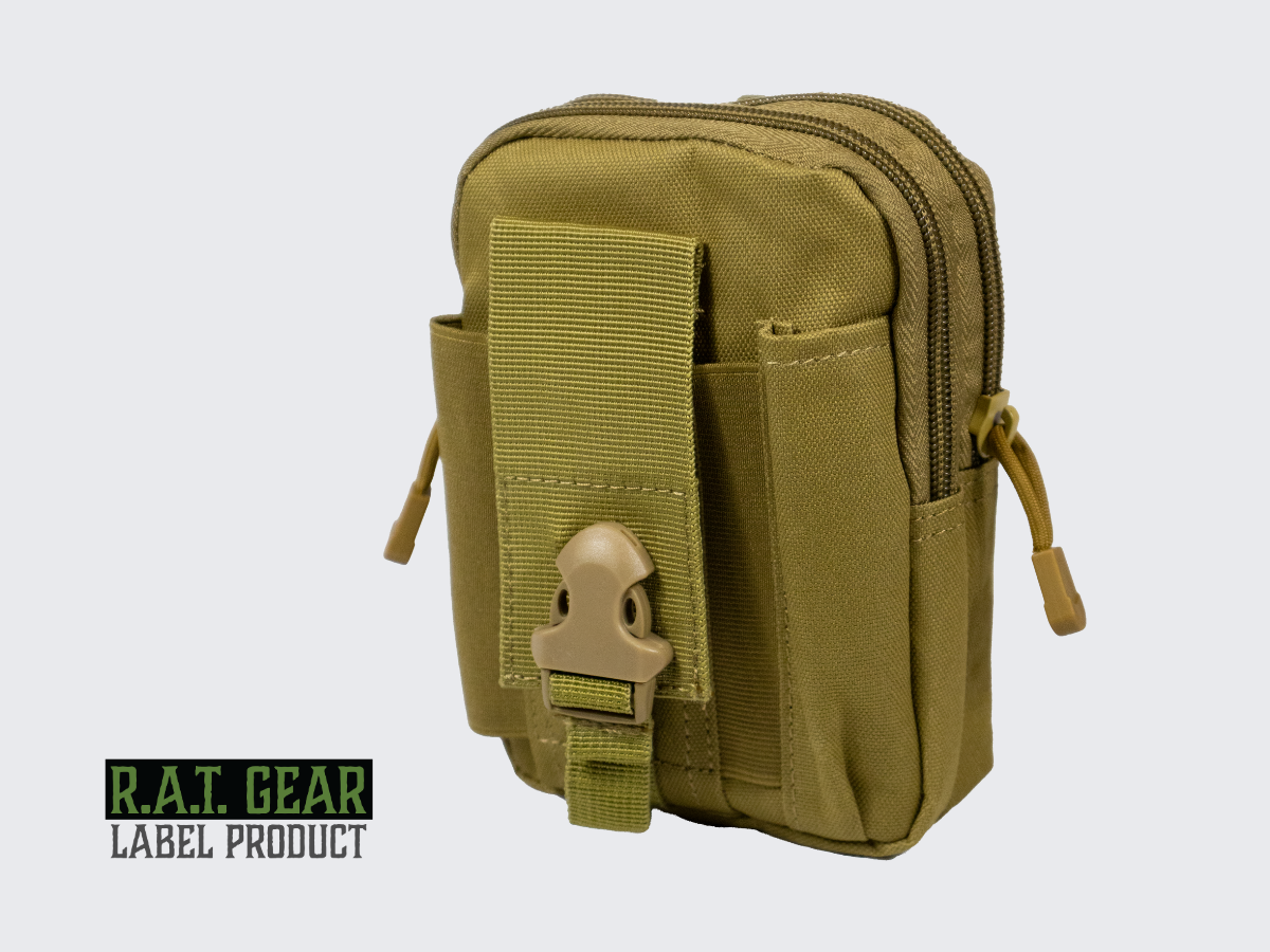 Tan värinen MOLLE varustetasku soljella reppuun, varusteliiviin tai vyölle. Tan colored MOLLE gear pouch with buckle for backpack, gear vest or belt.