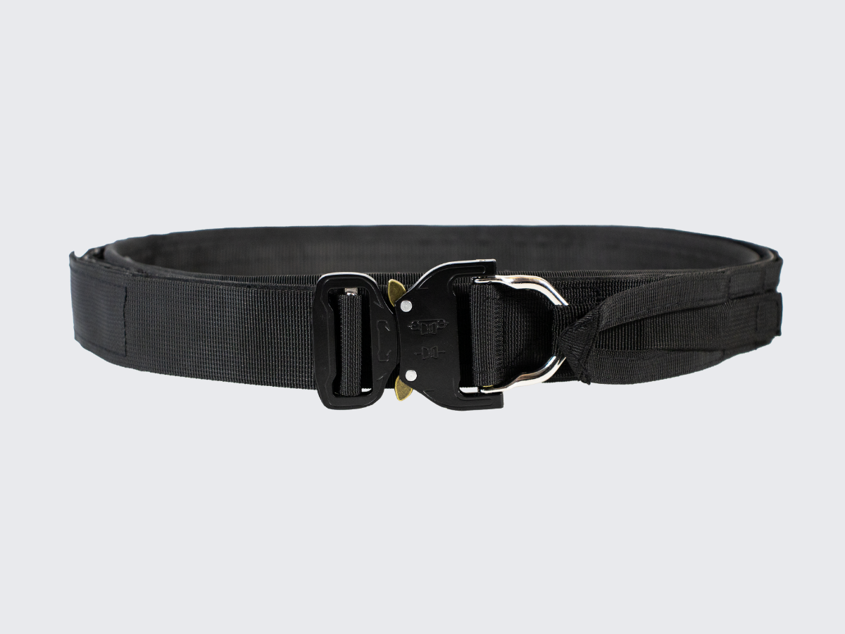 Musta ampumavyö alusvyöllä, pikalukituksella ja PALS nauhoituksella, leveys 38 mm. Black shooting belt with underbelt, quick release and PALS lacing, width of the belt is 38 mm.