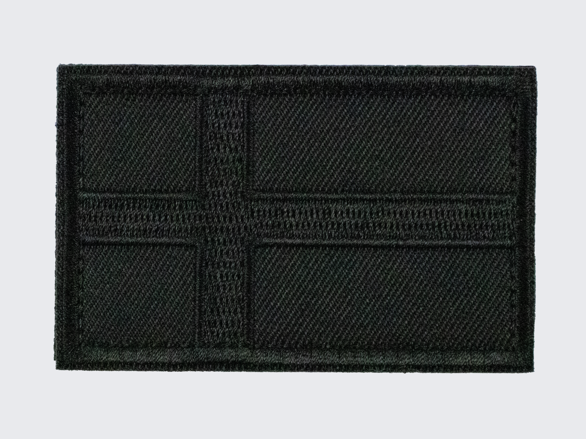 Brodeerattu musta pohjoismainen risti hihamerkki. Embroidered black northern cross moral patch.