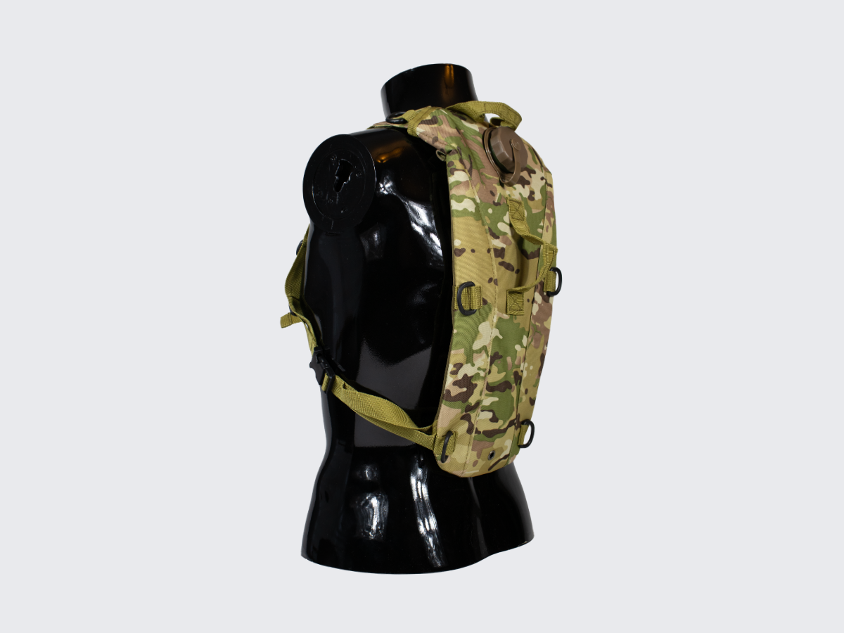 Kevyt, hinta / laatusuhteeltaan erinomainen Camo kuvioinen Juomareppu TANK 2.5 retkeilyyn ja harrastuksiin 2,5 litran juomarakolla. Lightweight, excellent price/quality ratio Camo pattern hydration backpack TANK 2.5 for camping and hobbies with 2,5 liter water bladder.