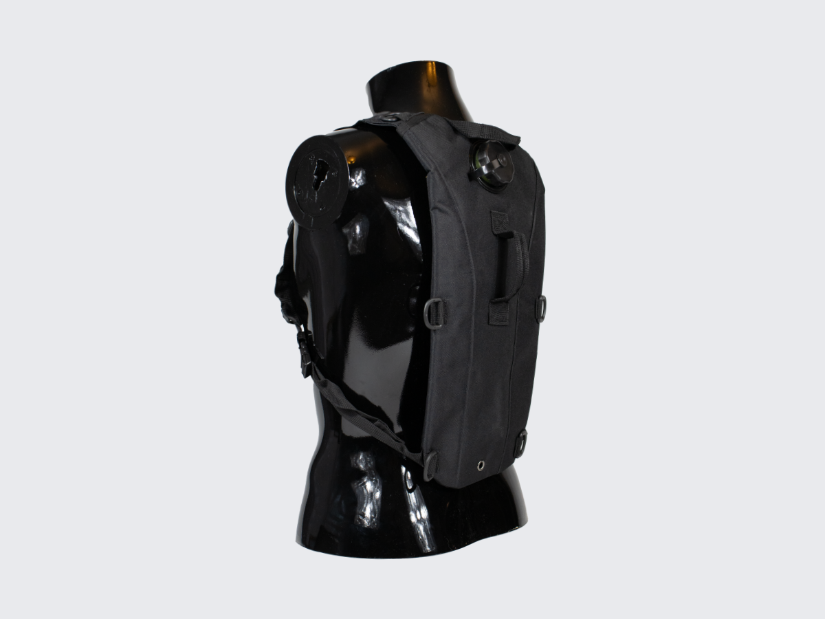 Kevyt, hinta / laatusuhteeltaan erinomainen musta Juomareppu TANK 2.5 retkeilyyn ja harrastuksiin 2,5 litran juomarakolla. Lightweight, excellent price/quality ratio black hydration backpack TANK 2.5 for camping and hobbies with 2,5 liter water bladder.
