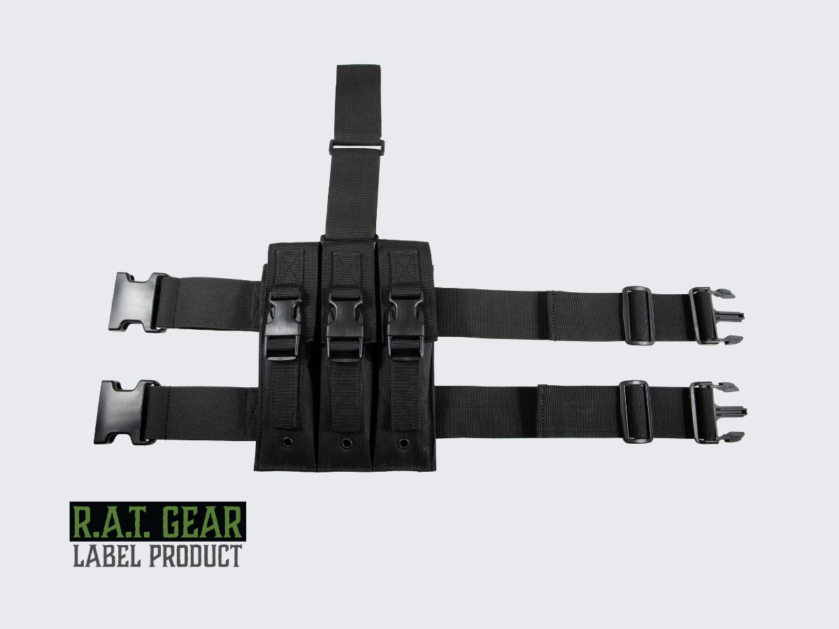 Musta reisitelakka kolmelle pistoolin lippaalle. Black drop leg pouch for three pistol magazines.