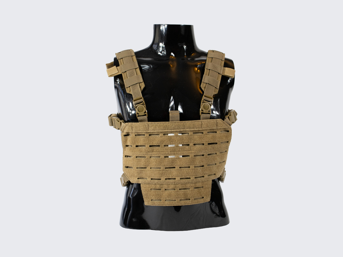 Coyote värinen erittäin kevyt rintatelakka PALS kuvioinnilla MOLLE yhteensopiville varustetaskuille ja varusteille. Coyote colored very lightweight chest rig with PALS pattern for MOLLE compatible gear pouches and gears.