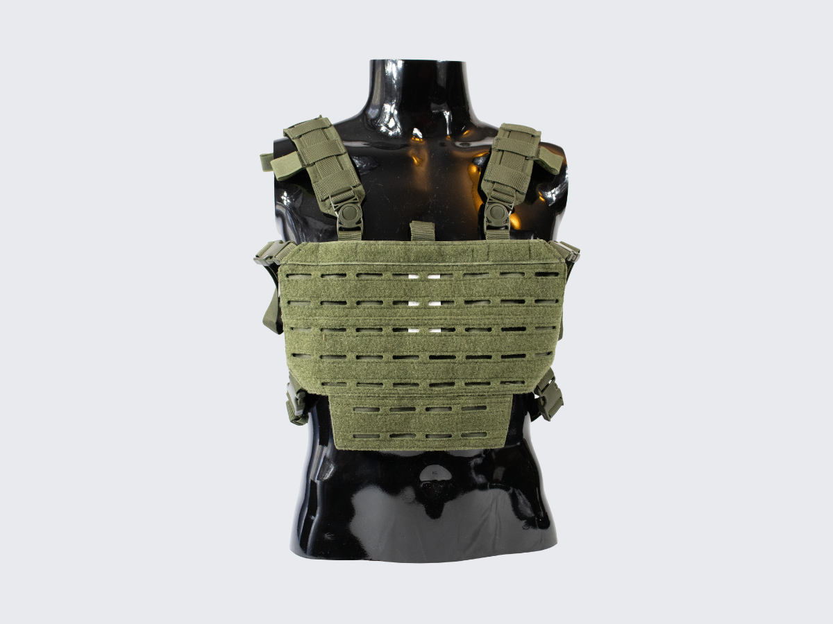 OD vihreä erittäin kevyt rintatelakka PALS kuvioinnilla MOLLE yhteensopiville varustetaskuille ja varusteille. OD green very lightweight chest rig with PALS pattern for MOLLE compatible gear pouches and gears.