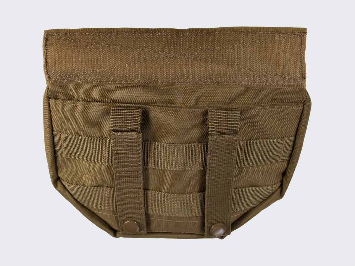 Coyote värinen Plate carrierin tai varusteliivin alareunan tarranauharakenteisiin kiinnitettävä riippuva taktinen yleistasku. Coyote color tactical general-purpose bag that can be attached to the lower hook-and-loop structure of a plate carrier or tactical vest.