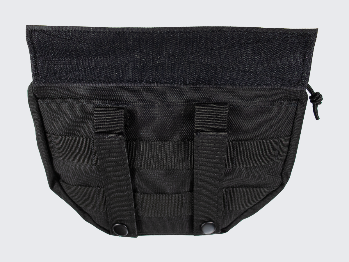 Musta Plate carrierin tai varusteliivin alareunan tarranauharakenteisiin kiinnitettävä riippuva taktinen yleistasku. Black tactical general-purpose bag that can be attached to the lower hook-and-loop structure of a plate carrier or tactical vest.