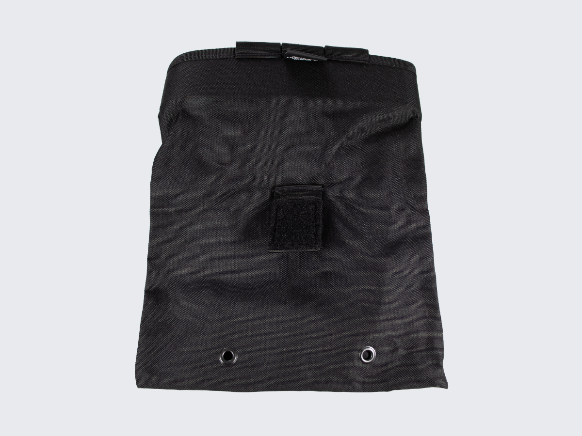 Kevyt ja kestävä, polyesteristä valmistettu musta MIL-TECin dumppipussi ampumaradalle tai metsälle. Lightweight and durable black dump pouch by MIL-TEC® for the shooting range or hunting.