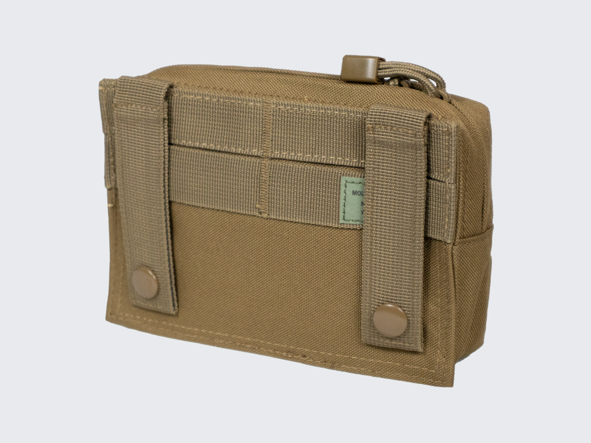 Kojootin ruskea MOLLE varustetaskuun valmiiksi kasattu 25-osainen ensiapusetti. Coyote brown pre-assembled 25-piece first aid kit in a MOLLE equipment pouch.
