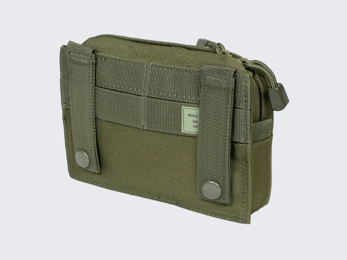 Vihreä MOLLE varustetaskuun valmiiksi kasattu 25-osainen ensiapusetti. Green pre-assembled 25-piece first aid kit in a MOLLE equipment pouch.