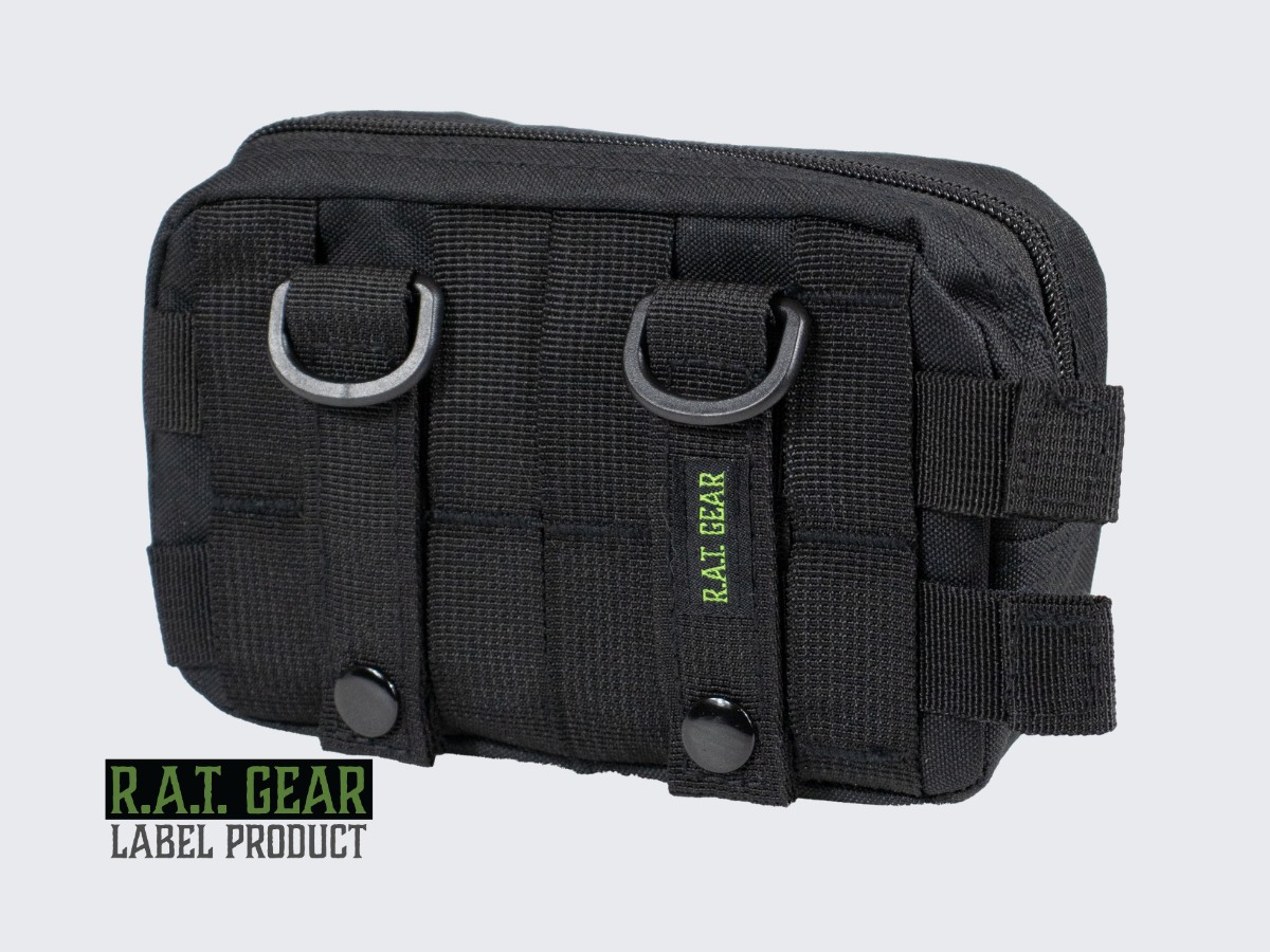 Musta MOLLE yhteensopiva IFAK ensiaputasku ensiaputarvikkeille. Svart MOLLE-kompatibel IFAK första hjälpen-ficka för medicinska förnödenheter. Black MOLLE-compatible IFAK first aid pouch for medical supplies.