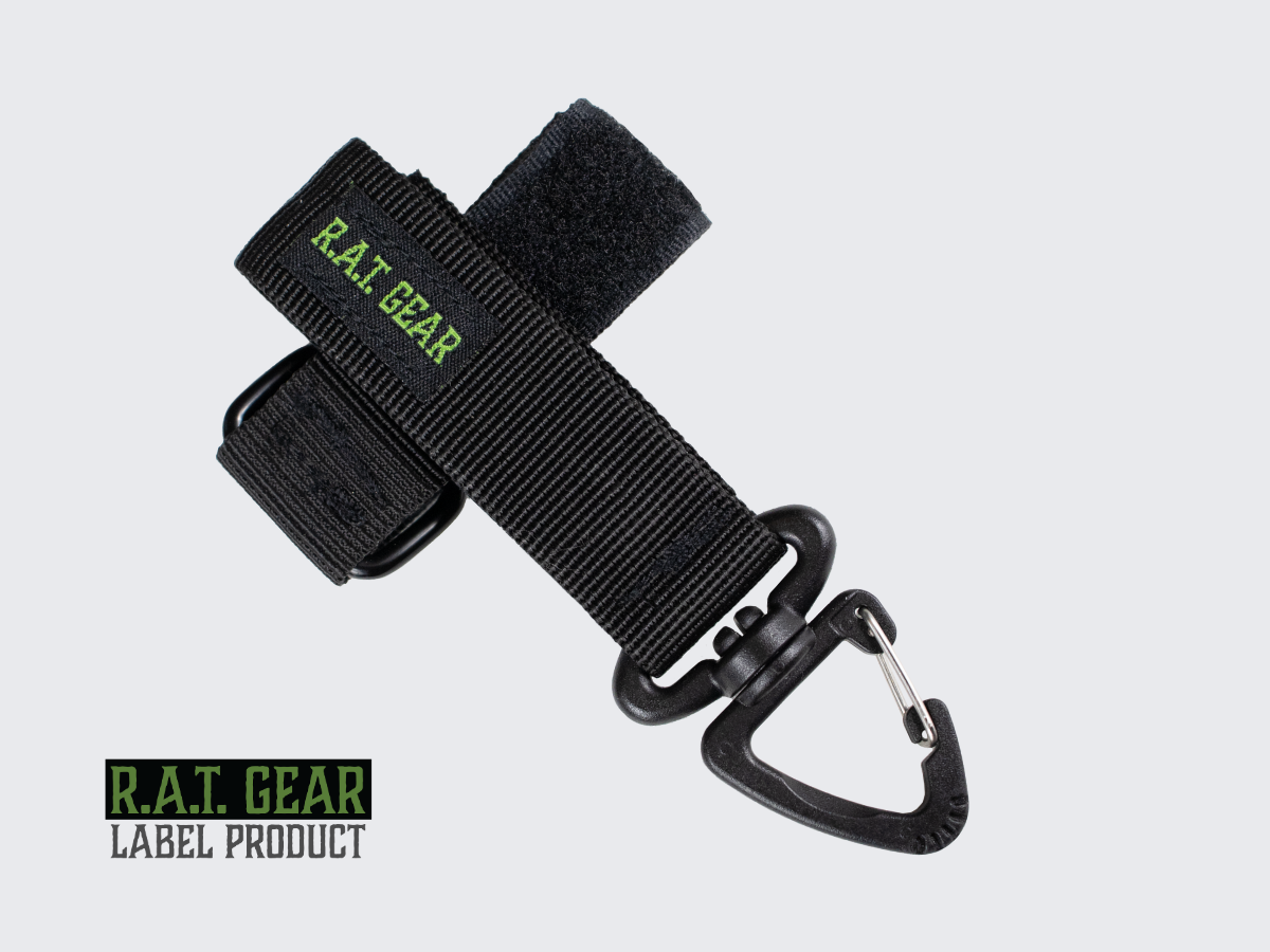 Kätevä musta MOLLE- ja PALS-yhteensopiva hansikaspidike reppuun tai varustevyölle. Handy black MOLLE and PALS compatible glove holder for backpack or equipment belt.