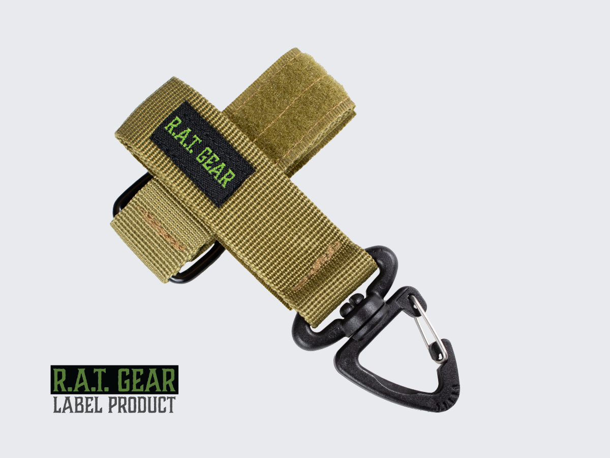 Kätevä Tan värinen MOLLE- ja PALS-yhteensopiva hansikaspidike reppuun tai varustevyölle. Handy Tan colored MOLLE and PALS compatible glove holder for backpack or equipment belt.