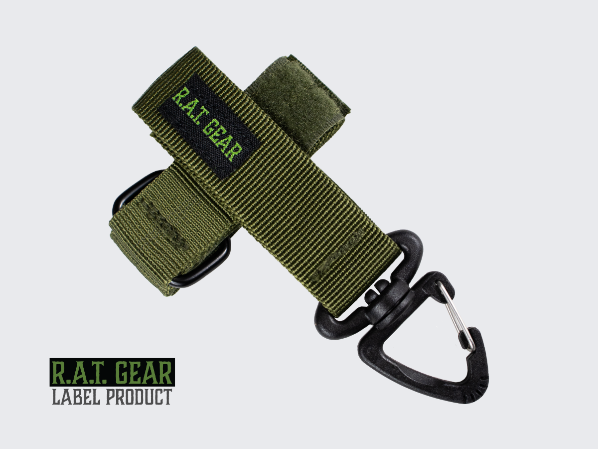 Kätevä vihreä MOLLE- ja PALS-yhteensopiva hansikaspidike reppuun tai varustevyölle. Handy green MOLLE and PALS compatible glove holder for backpack or equipment belt.
