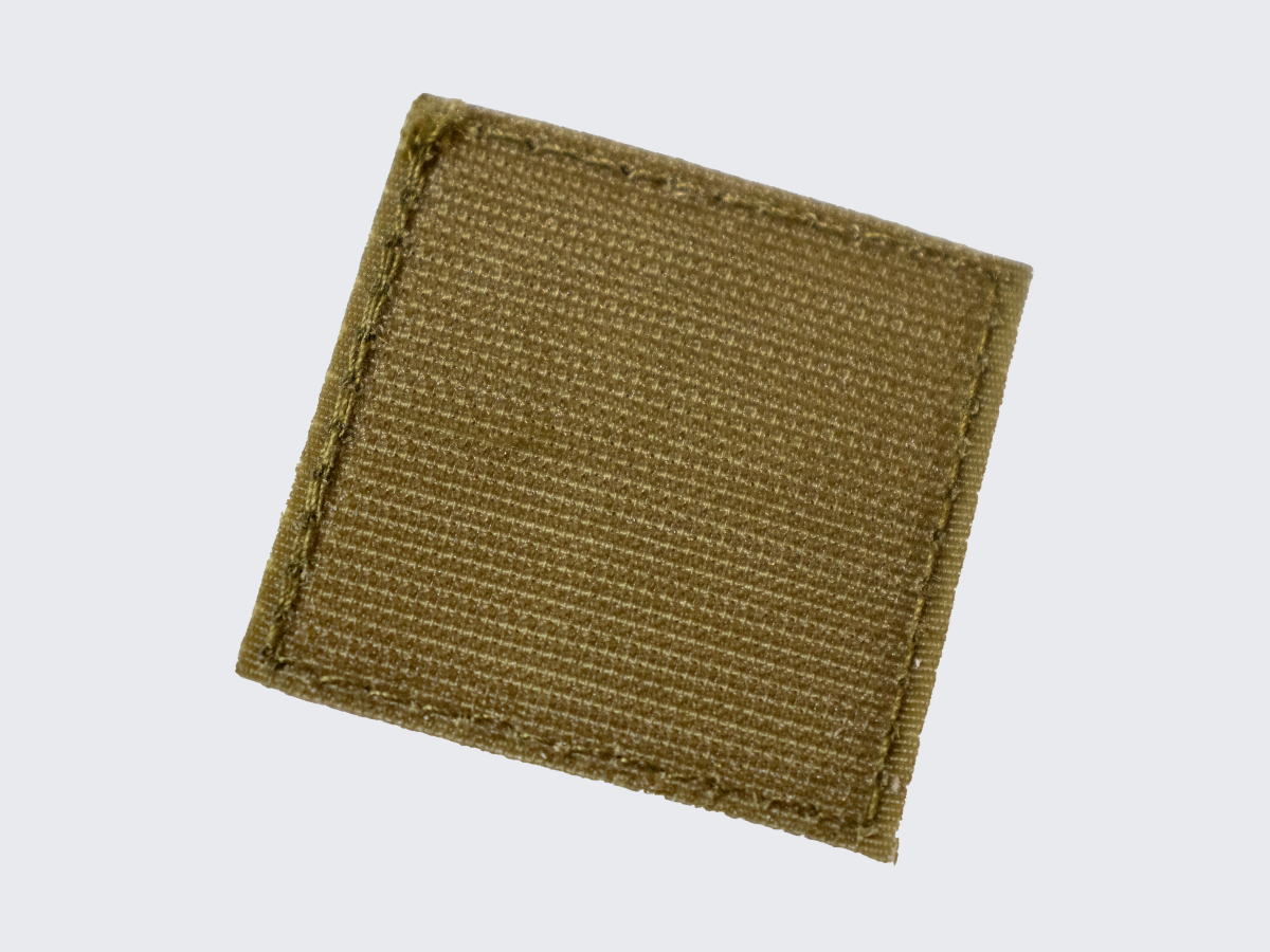 Valkoinen PVC hihamerkki punaisella ristillä. Tarranauhakiinnitys. White PVC patch with a red cross. Velcro patch.