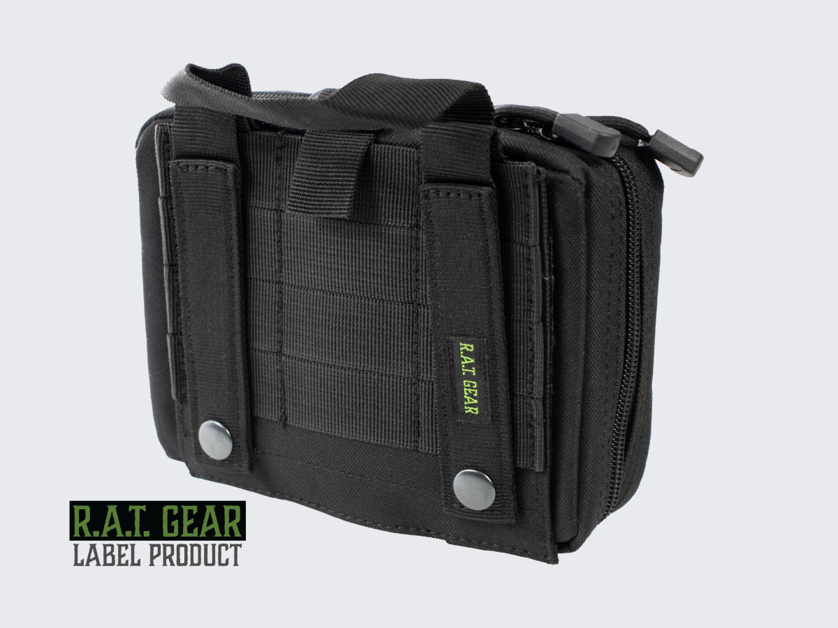 Musta IFAK ensiapulaukku / varustetasku irrotettavalla takapaneelilla. Svart IFAK första hjälpen-väska/utrustningsficka med en avtagbar bakpanel. Black IFAK first aid pouch/utility pouch with a detachable back panel.