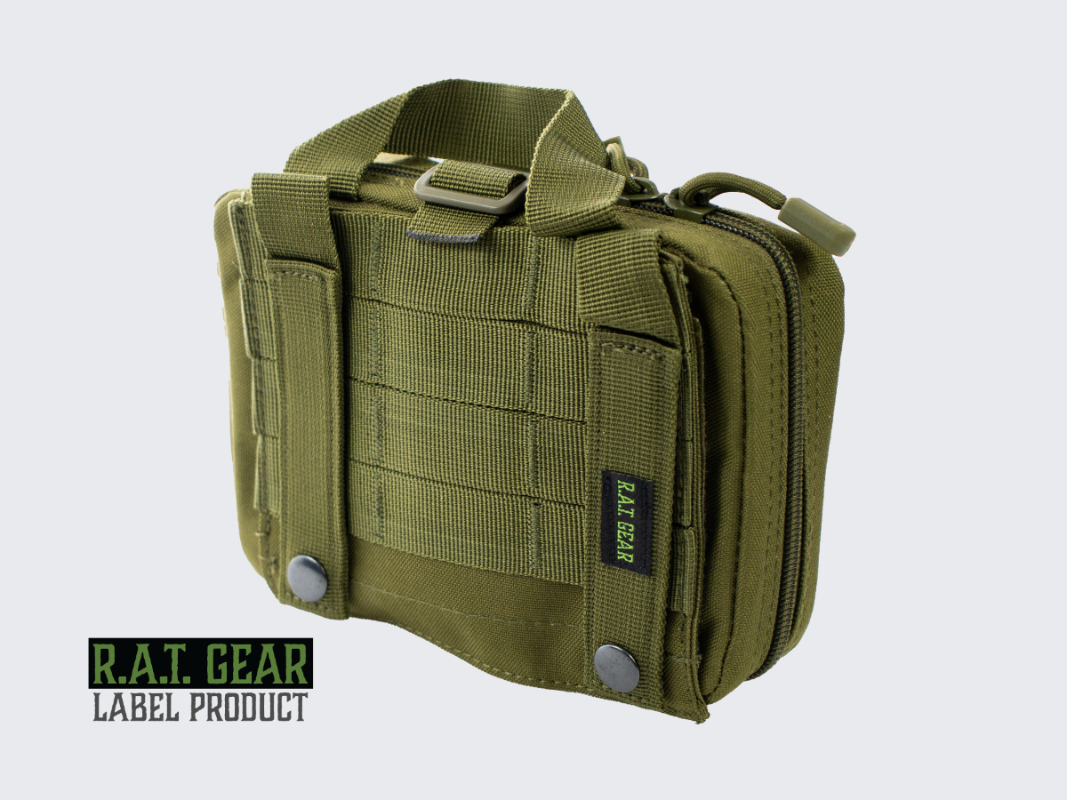 Vihreä IFAK ensiapulaukku / varustetasku irrotettavalla takapaneelilla. Grön IFAK första hjälpen-väska/utrustningsficka med en avtagbar bakpanel. Green IFAK first aid pouch/utility pouch with a detachable back panel.
