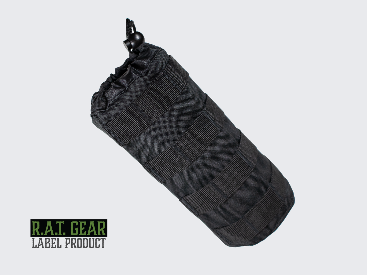 Musta yhden litran juomapullotasku neppareilla ja molle-kiinnityksellä pals-nauhoitukseen ja joka sopii erilaisiin kantolaitteisiin ja ulkoiluvarusteisiin. Black 1 liter tactical water bottle pouch with MOLLE snap fasteners to PALS lining.