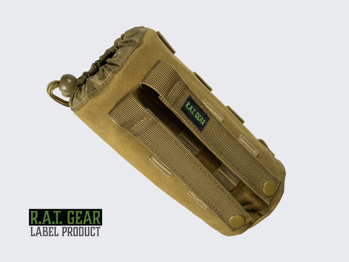 Yhden litran Tan värinen juomapullotasku neppareilla ja molle-kiinnityksellä pals-nauhoitukseen ja joka sopii erilaisiin kantolaitteisiin ja ulkoiluvarusteisiin. Tan colored 1 liter tactical water bottle pouch with MOLLE snap fasteners to PALS lining.