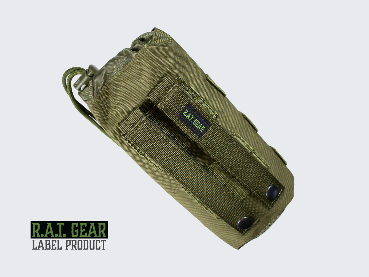 Vihreä yhden litran juomapullotasku neppareilla ja molle-kiinnityksellä pals-nauhoitukseen ja joka sopii erilaisiin kantolaitteisiin ja ulkoiluvarusteisiin. Green 1 liter tactical water bottle pouch with MOLLE snap fasteners to PALS lining.